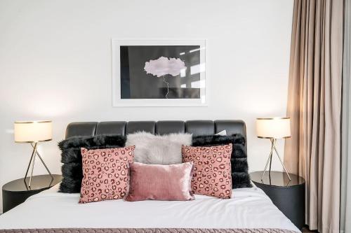Luxury Loft in the CBD with Outdoor Living - image 2