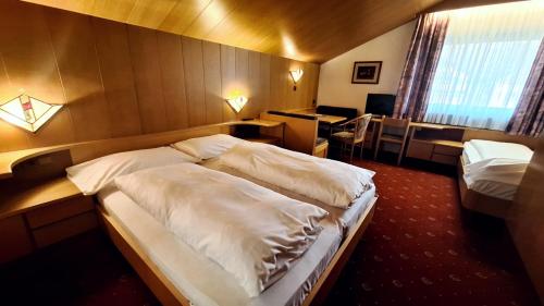 Hotel Hubertushof Room Type - Triple Room with Mountain View Hotel Hubertushof Room Type - Triple Room with Mountain View