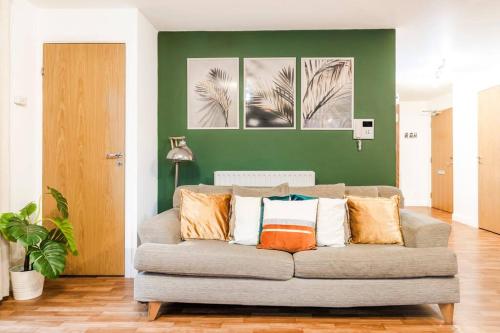 Emerald Retreat - City Centre - Free Parking, Fast WiFi and Smart TV by Yoko Property - Apartment - Derby