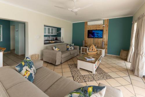 'Harbour Views' - 2 bedroom sleeps 4 with private pool and large veranda! - image 2