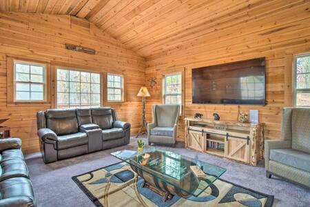 Spacious Cabin with Hot Tub near Carters Lake, Ellijay