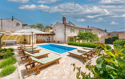 Awesome Home In Krnica With Wifi, Private Swimming Pool And Outdoor Swimming Pool - Krnica