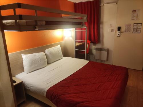 1 double bed, 1 bunk bed
