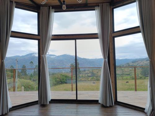 . Cabaña al aire libre en Macheta Cundinamarca - Tiny House - Glamping Caelum