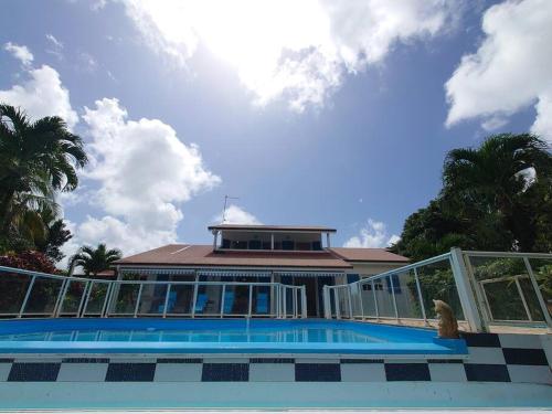 L'oiseau du paradis villa calme, centrale, piscine - Location saisonnière - Le Lamentin