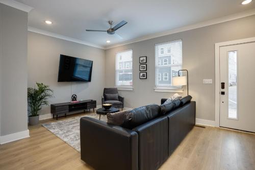 Modern Townhome, 10min to Downtown! 8min to Grand Ole Opry! Sleeps 8! in Nashville, USA
