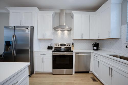 Modern Townhome, 10min to Downtown! 8min to Grand Ole Opry! Sleeps 8! in Nashville, USA