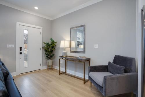 Modern Townhome, 10min to Downtown! 8min to Grand Ole Opry! Sleeps 8! in Nashville, USA