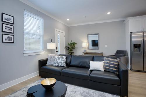 Modern Townhome, 10min to Downtown! 8min to Grand Ole Opry! Sleeps 8! in Nashville, USA