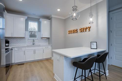 Modern Townhome, 10min to Downtown! 8min to Grand Ole Opry! Sleeps 8! in Nashville, USA