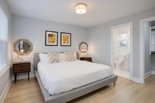 Modern Townhome, 10min to Downtown! 8min to Grand Ole Opry! Sleeps 8! in Nashville, USA
