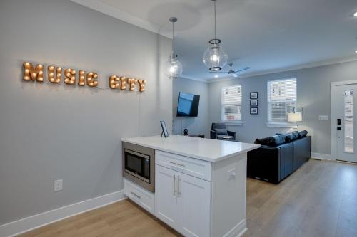 Modern Townhome, 10min to Downtown! 8min to Grand Ole Opry! Sleeps 8! in Nashville, USA