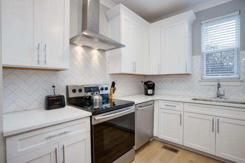 Modern Townhome, 10min to Downtown! 8min to Grand Ole Opry! Sleeps 8! in Nashville, USA