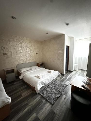 1 queen bed, 1 twin bed