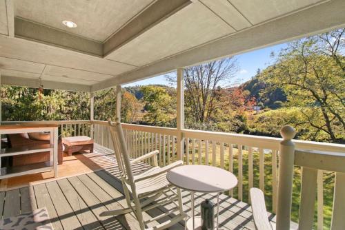 New Riverfront property Sasquatch Cabin in Fleetwood, USA