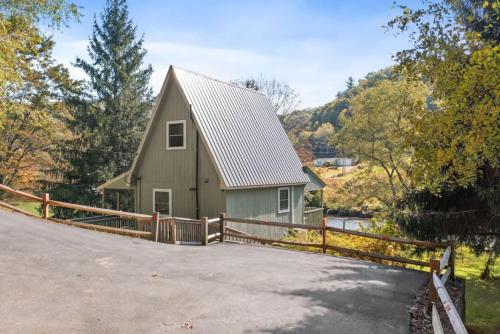 New Riverfront property Sasquatch Cabin in Fleetwood, USA