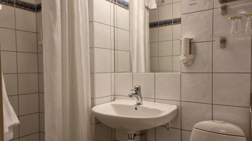 Twin Room image 9
