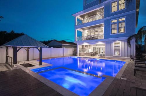 Monarch by AvantStay Breathtaking Estate w Beach Access Swim Up Bar Hot Tub Rooftop Views