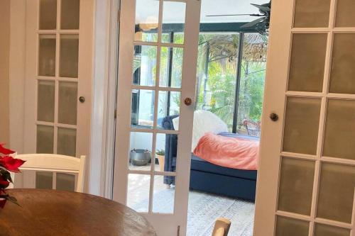 St Pete beach house backyard Jungle Oasis! in St Petersburg, USA