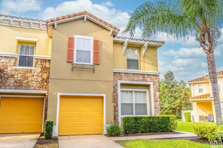 Lakeside 4Br Home Perfect for a Disney Relaxation! in Kissimmee, USA