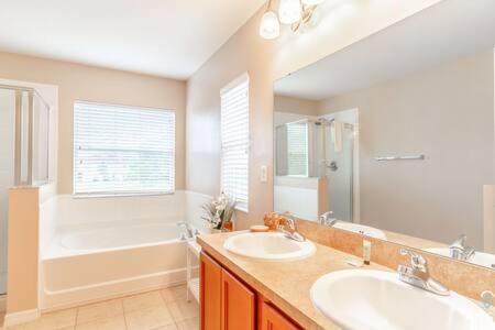Lakeside Home Perfect for Family Stay Near Disney! - image 2
