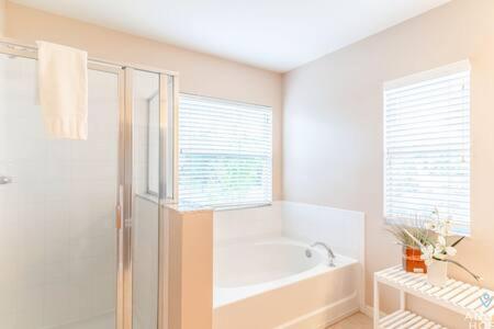 Lakeside Home Perfect for Family Stay Near Disney! - image 8