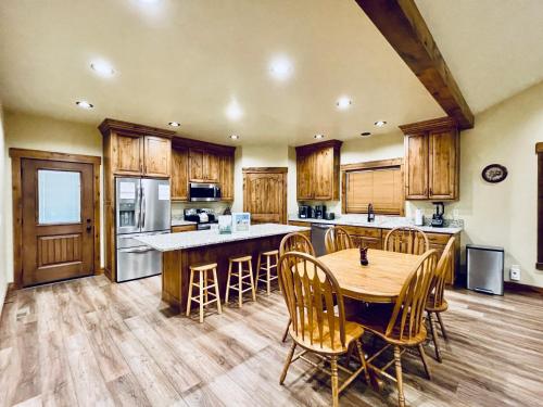 Bootjack Getaway - Beautiful new construction - wifi - covered deck - BBQ - Close to Yellowstone!