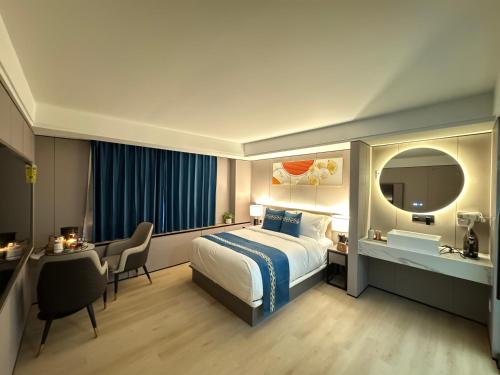 Ly New York Hotel in College Point, USA