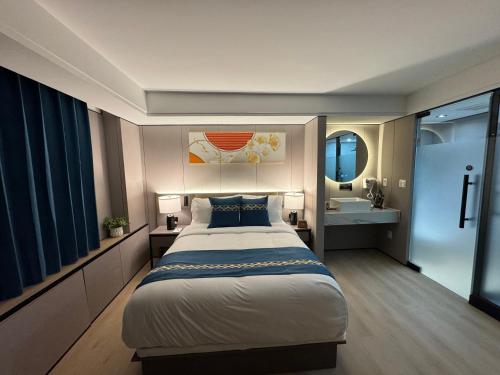Ly New York Hotel in College Point, USA