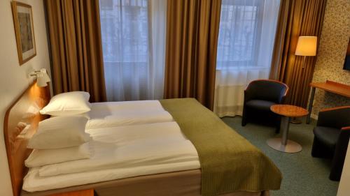 Superior Twin Room image 10