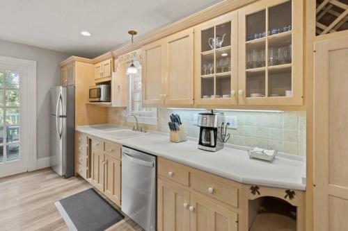 Prime West Hartford Center Location- Historic Gem in West Hartford, USA