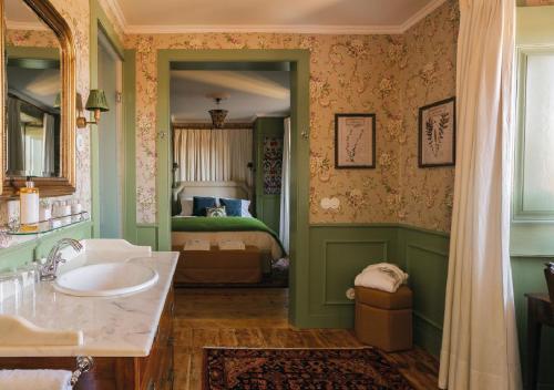 Badkamer, Rosegarden Essence Sintra - by Unlock Hotels in Sao Pedro de Penaferrim