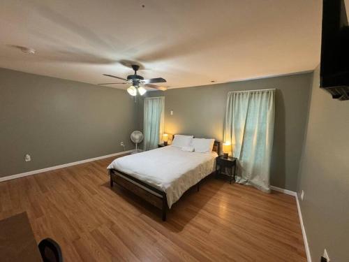 Comforting getaway-sleeps 6-walk to falls! in Niagara Falls, USA