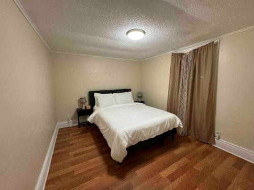 Comforting getaway-sleeps 6-walk to falls! in Niagara Falls, USA
