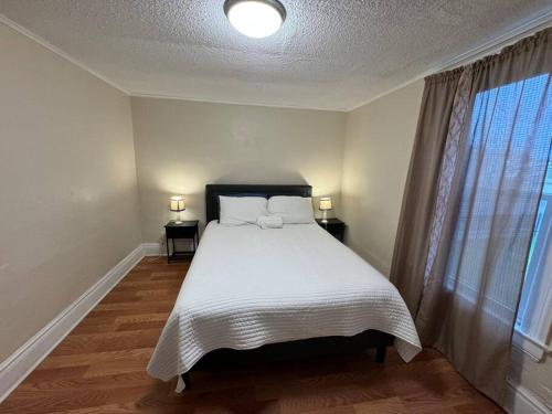 Comforting getaway-sleeps 6-walk to falls! in Niagara Falls, USA