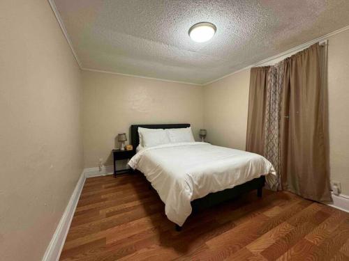 Comforting getaway-sleeps 6-walk to falls! in Niagara Falls, USA