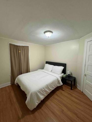 Comforting getaway-sleeps 6-walk to falls! in Niagara Falls, USA