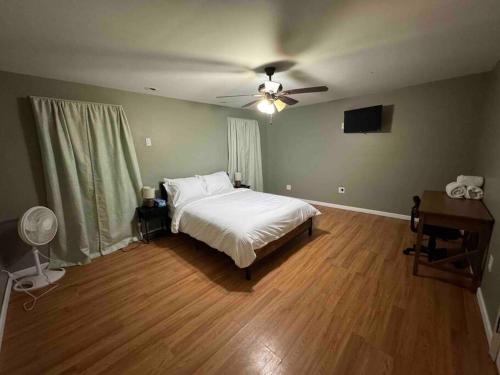 Comforting getaway-sleeps 6-walk to falls! in Niagara Falls, USA