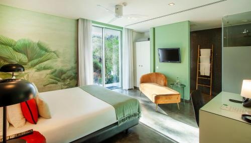 Superior Double Room with Balcony image 3