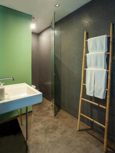Superior Double Room with Balcony image 4
