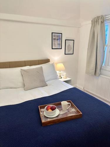 2 bed chic vintage flat at Bayswater, Лондон (фото 2)