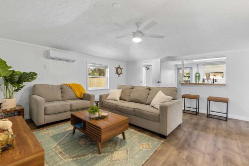Chic Jensen Beach Cottage, 4 Mi to Downtown! in Jensen Beach, Vereinigte Staaten von Amerika