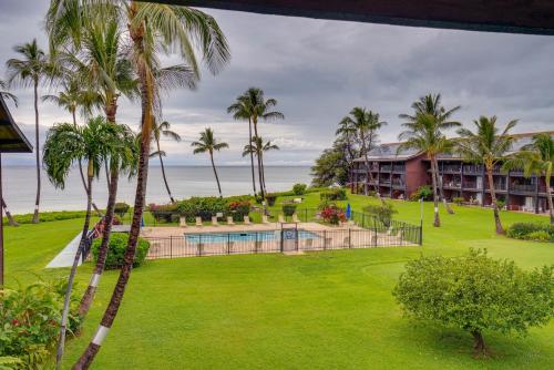 Molokai Island Loft Lanai, Pool and Walk to Beach!