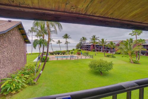 Molokai Island Loft Lanai, Pool and Walk to Beach!