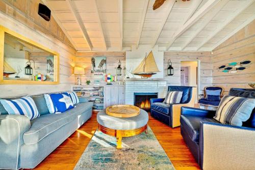 Oceanfront Dog Friendly Home with Waterfront Porch, Gas Grill, Hot Tub & Fire Pit in San Diego, USA