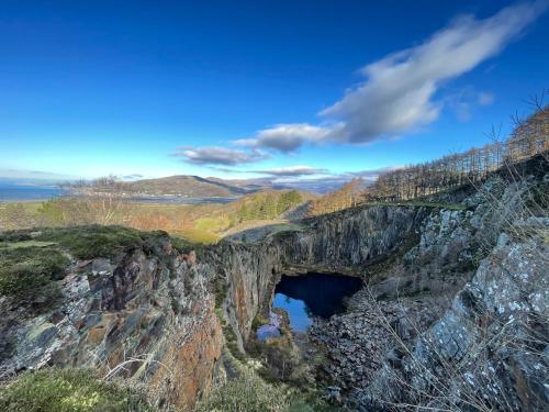 Lovely cottage in Snowdonia, private hot tub, by mountains & award winning beach