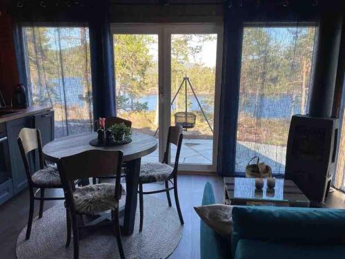 Cosy cabin between lake and mountain in Treungen