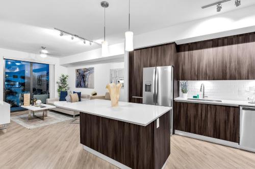 Modern 1 Bed in Downtown Doral With Free Parking thumb 3