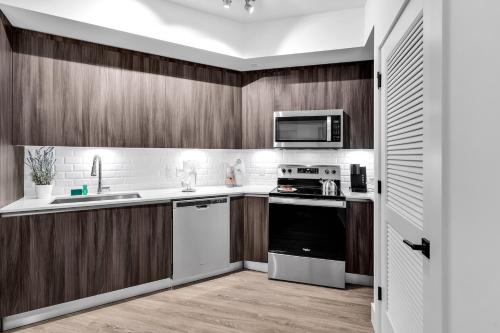 Modern 1 Bed in Downtown Doral With Free Parking thumb 4