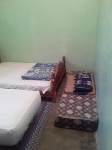 4 double beds, 1 twin bed